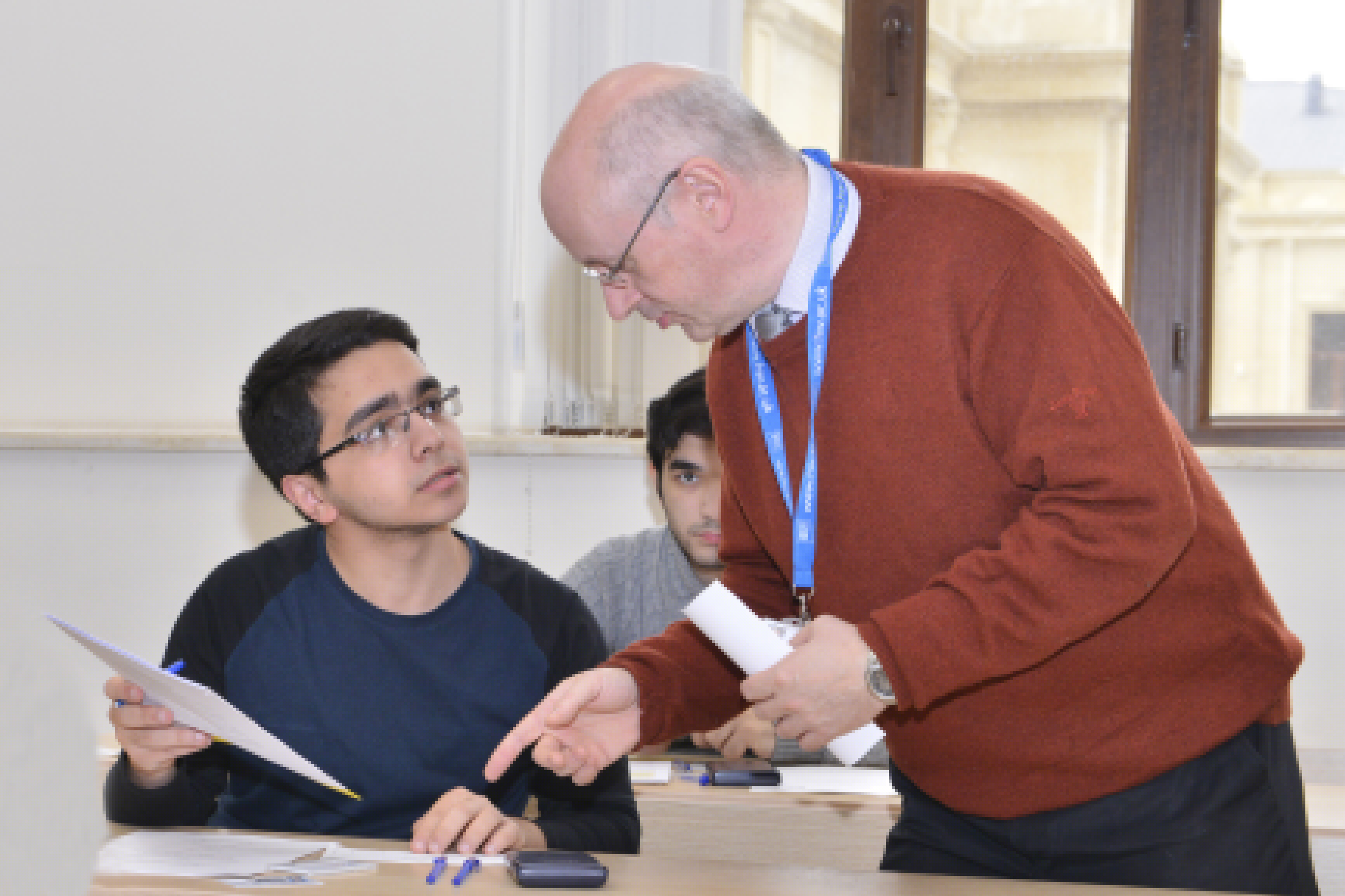 britaniyali-muellimler-banm-de-imtahan-kecirirler